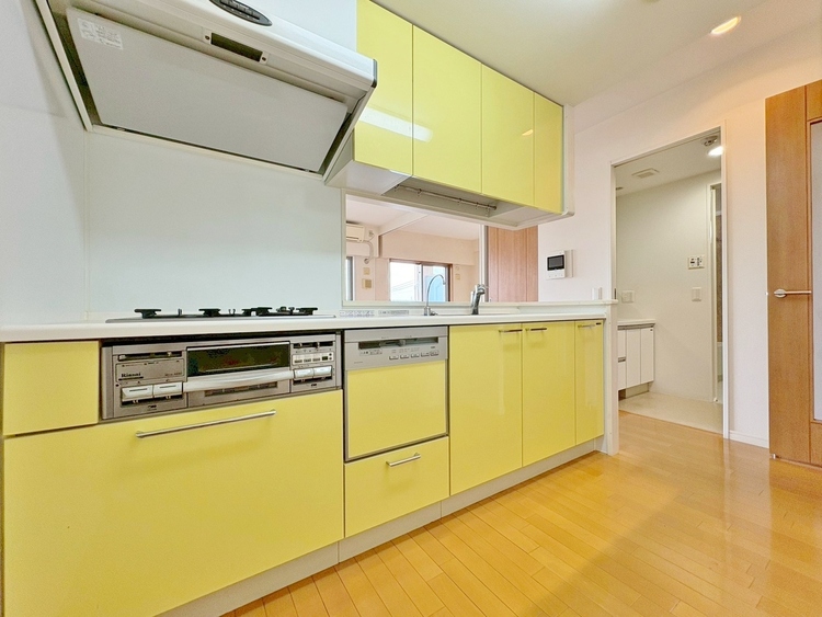 キッチン スマートな意匠と充実の機能を備えたキッチンが、暮らしにおいしい彩りを添えます。