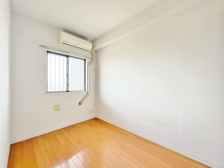 寝室 ベッドも十分に設置するスペースがあります。