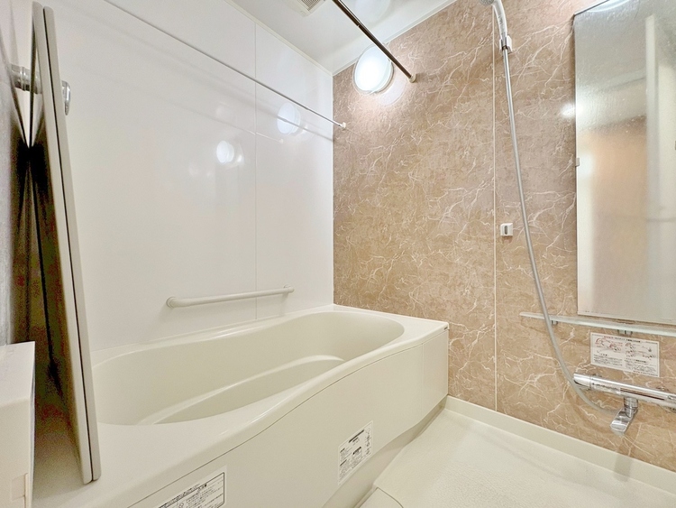 風呂 一日の疲れを癒すバスルームは、心地よいリラックスを叶える清潔感溢れる空間です。