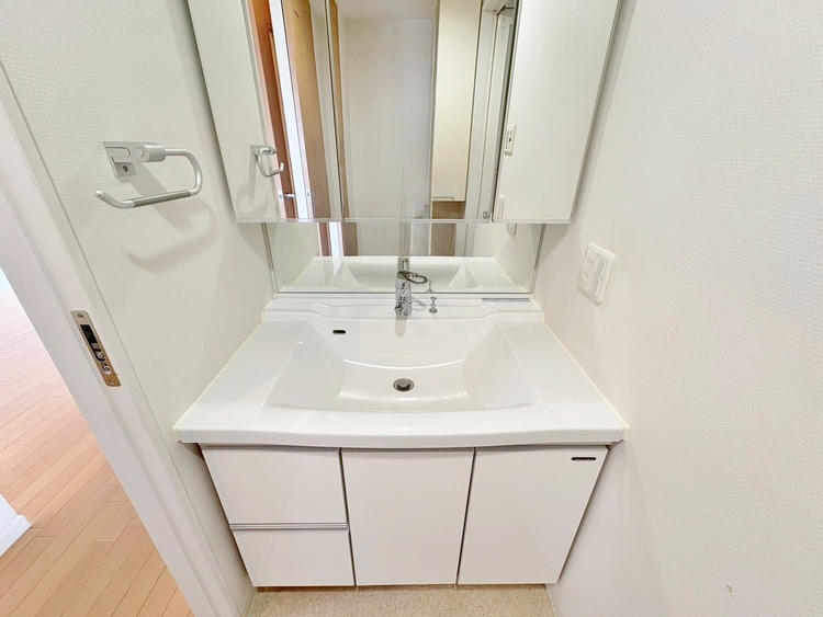 洗面 何かと物が増える場所だからこそ、スッキリと見映えの良い空間に。