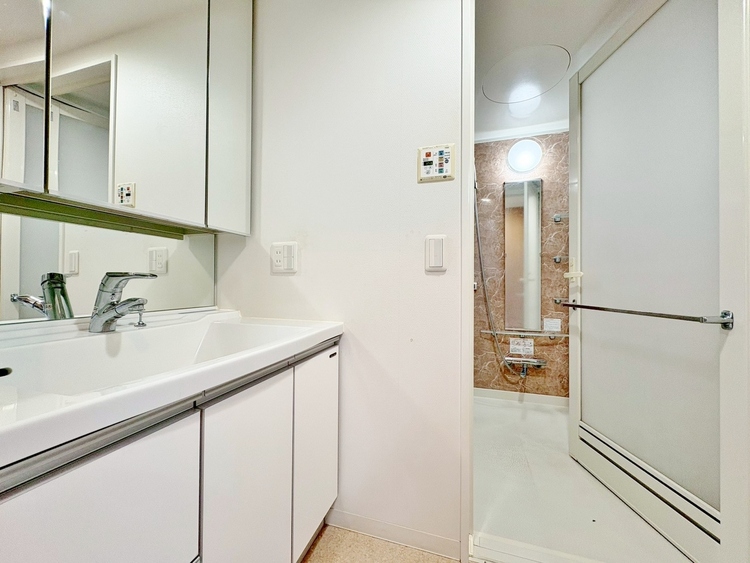 洗面 清潔感と心地よさを重視した、上質感漂うパウダールーム。