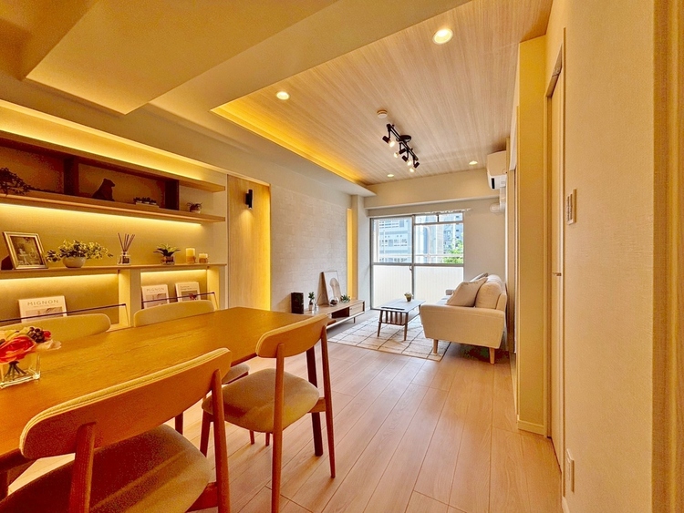 居間 忙しく過ぎゆく日常を置き去るほど、ゆったりした時間が流れるリビング。