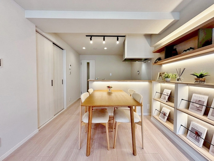 居間 居心地の良い空気感は、暮らしのステージを彩り、心からのやすらぎと満足感を与えてくれます。