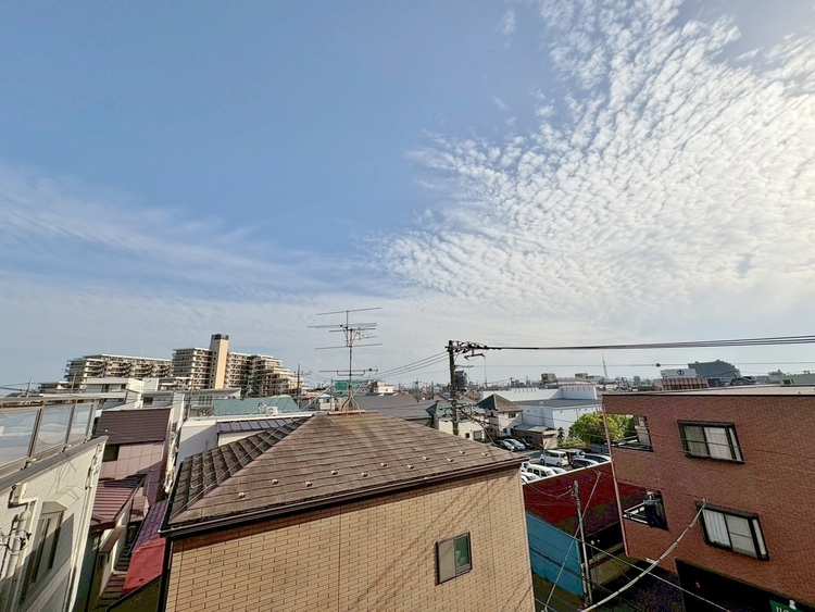 バルコニー 窓を開けると広がる青空。心をリフレッシュして日々を過ごしていきましょう。