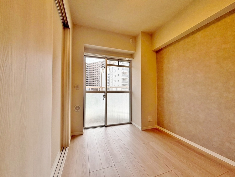 寝室 ベッドも十分に設置するスペースがあります。