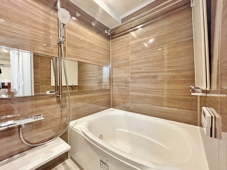 風呂 一日の疲れを癒すバスルームは、心地よいリラックスを叶える清潔感溢れる空間です。