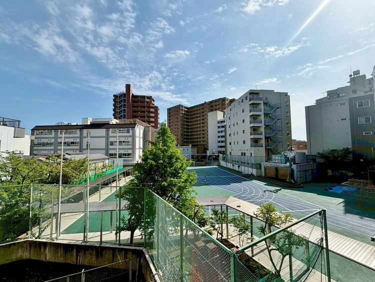 バルコニー 窓を開けると広がる青空。心をリフレッシュして日々を過ごしていきましょう。
