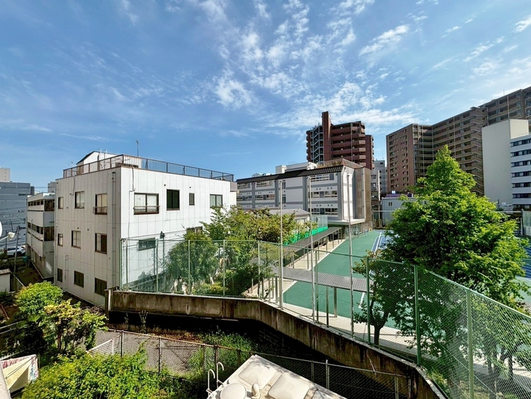 バルコニー 頬をなでる、優しい風を感じることが出来ます。