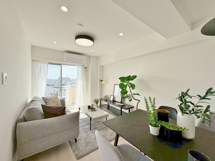 居間 居心地の良い空気感は、暮らしのステージを彩り、心からのやすらぎと満足感を与えてくれます。