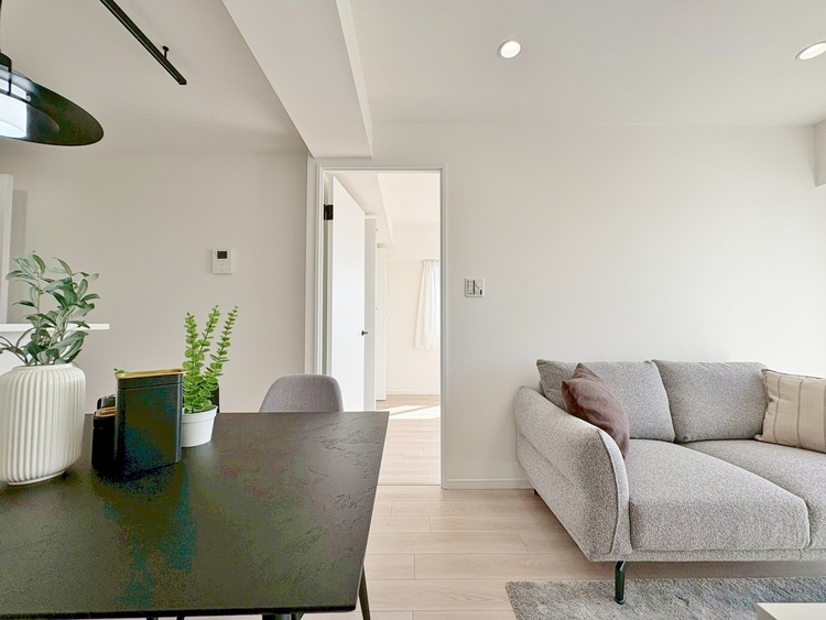 居間 飾り過ぎないシンプルな内装と偏り過ぎないデザインで統一しました。