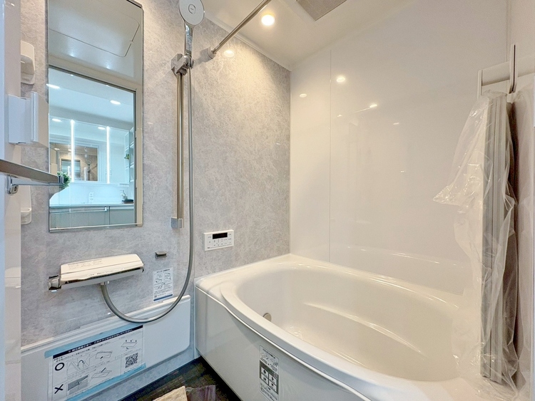 風呂 一日の疲れを癒すバスルームは、心地よいリラックスを叶える清潔感溢れる空間です。