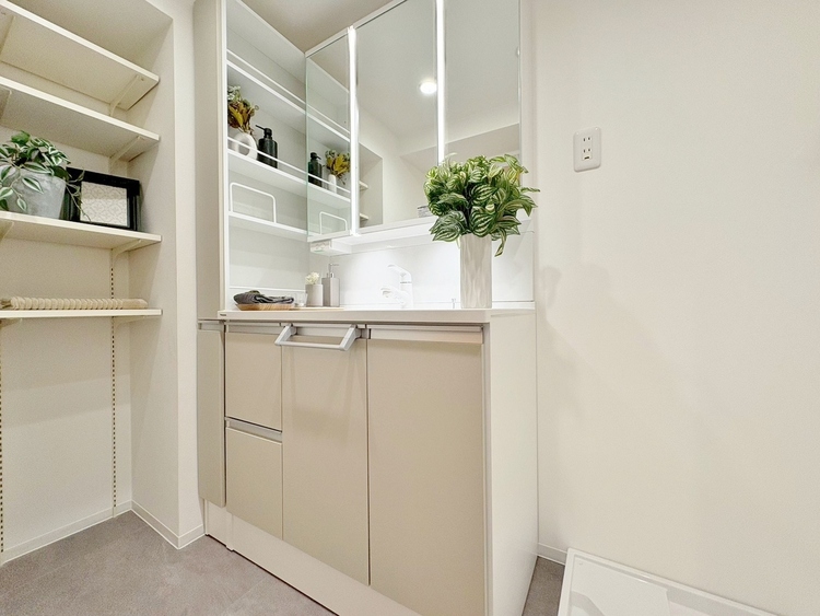 洗面 何かと物が増える場所だからこそ、スッキリと見映えの良い空間に。