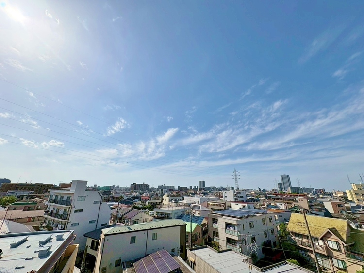 バルコニー 窓を開けると広がる青空。心をリフレッシュして日々を過ごしていきましょう。