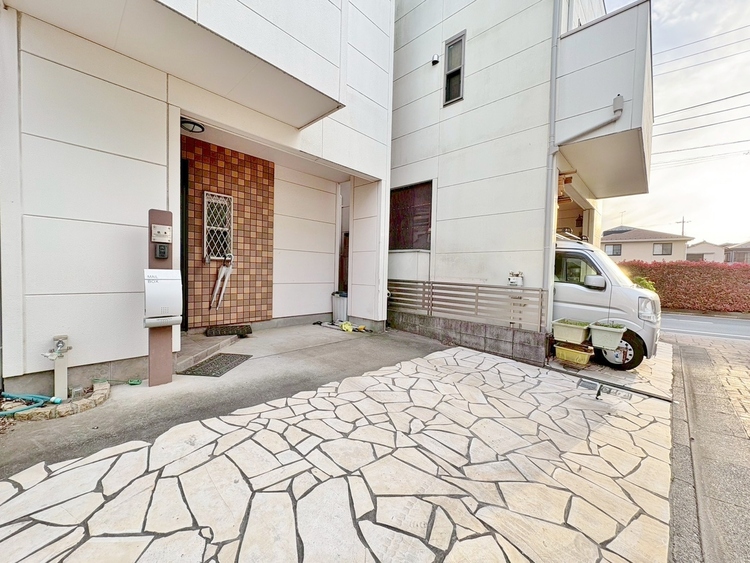 駐車場 本物件の駐車スペースです。車種制限のある場合もございますので、お気軽にお問い合わせくださいませ。