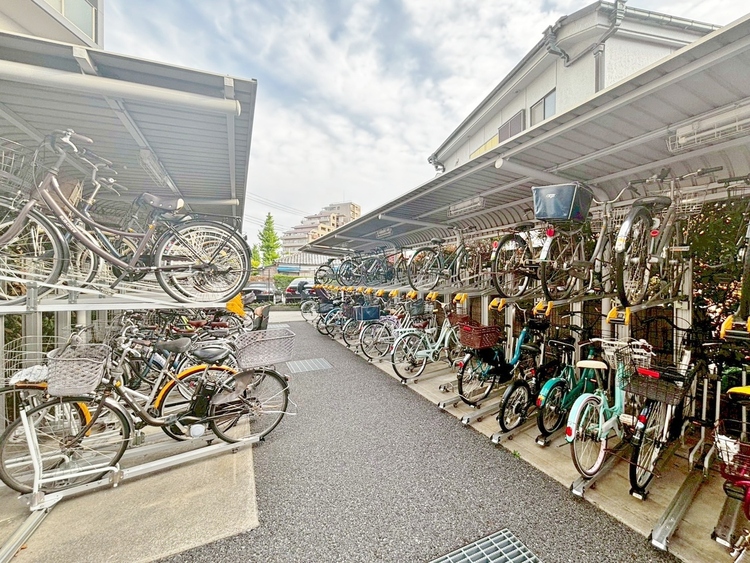 設備 きちんと整備された駐輪場。住む方の心遣いが感じられます。