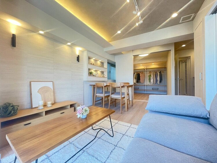 居間 忙しく過ぎゆく日常を置き去るほど、ゆったりした時間が流れるリビング。