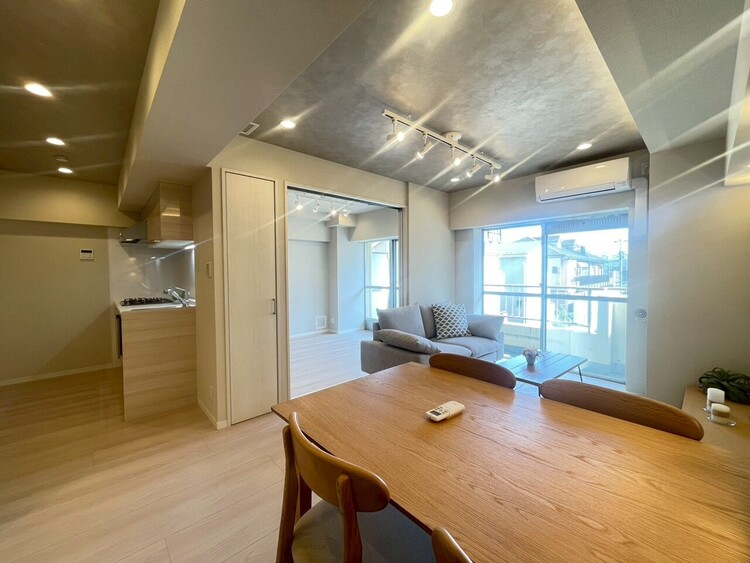 居間 快適に過ごす毎日を求めて、暮らしの中でご自身の「マイホーム」に創り上げてください。