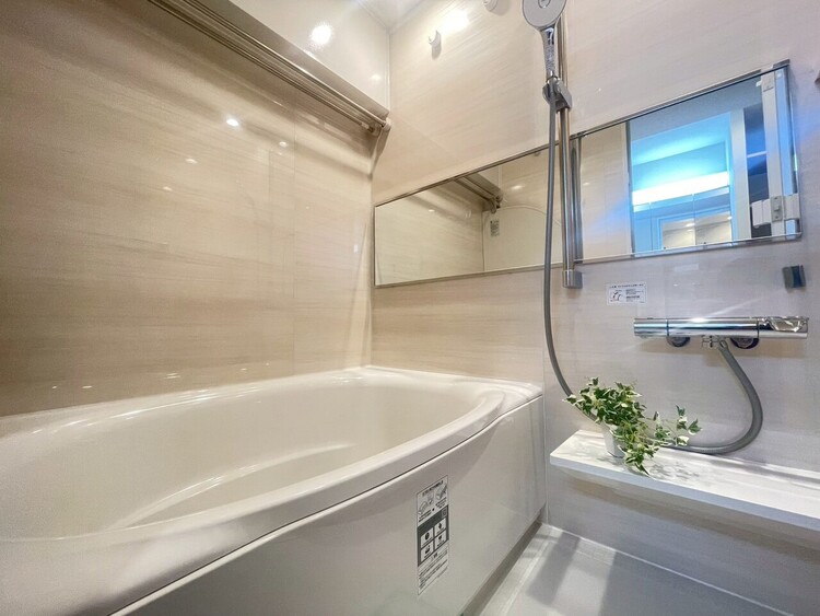 風呂 一日の疲れを癒すバスルームは、心地よいリラックスを叶える清潔感溢れる空間です。