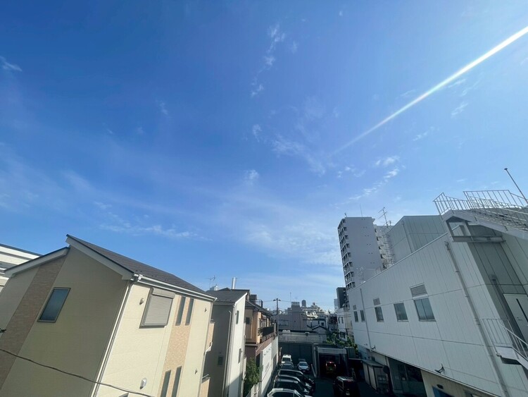 バルコニー 窓を開けると広がる青空。心をリフレッシュして日々を過ごしていきましょう。