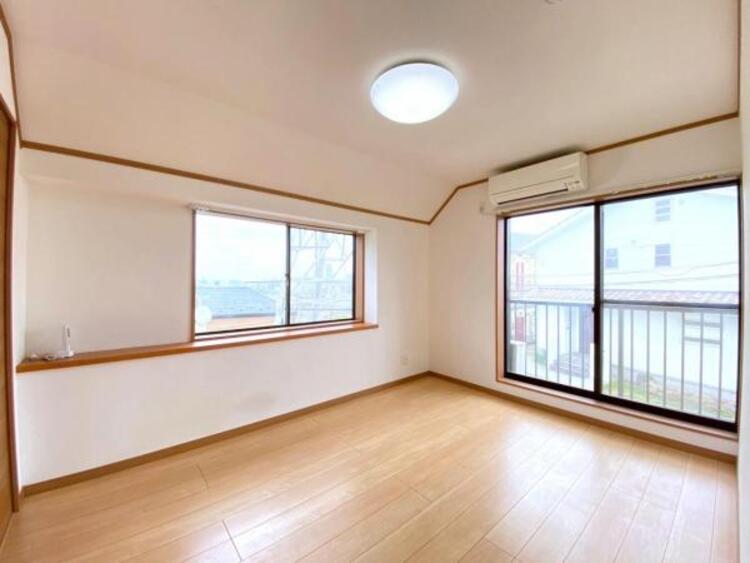 内装 窓からたっぷりと陽光が注がれる、明るく快適なプライベート空間となっています。