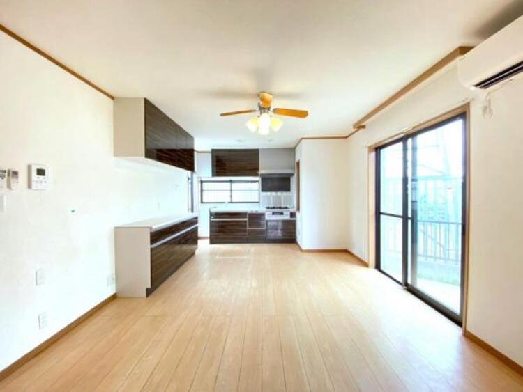 居間 光と風があふれる開放的なリビングダイニングには自然と家族みんなが集まってきます。