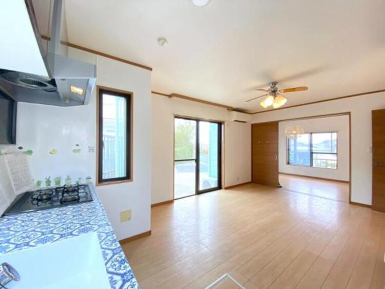 居間 ゆとりあるキッチンスペースを備えるリビングは家族が1番くつろげる癒しの空間。