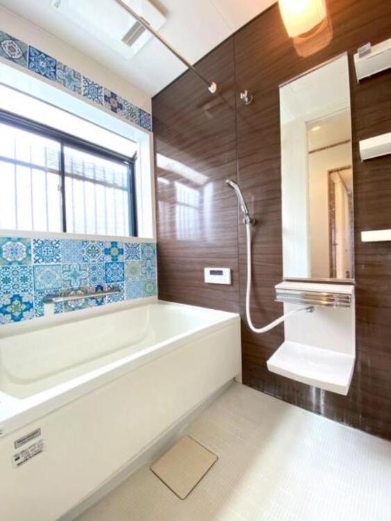 風呂 美しいツヤとなめらかな肌ざわり。水や汚れをはじくお掃除ラクラクな浴槽です。