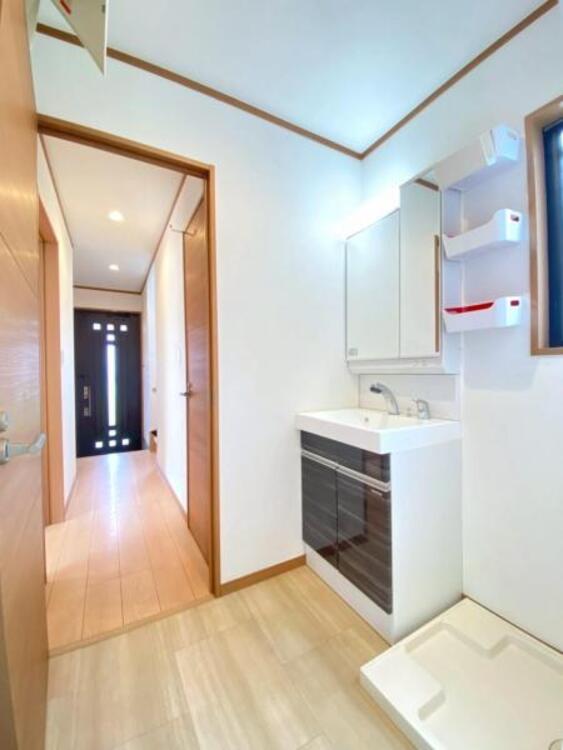 洗面 ワイドな洗面台は収納力もあり、いつでもすっきりとした洗面室に。