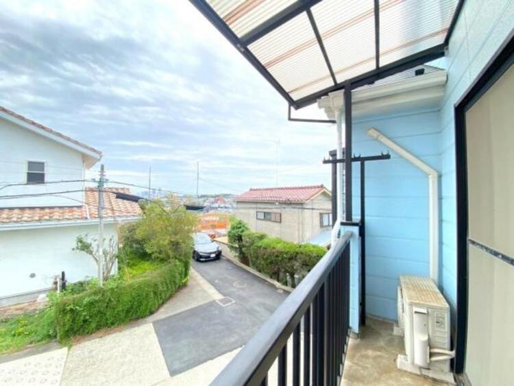 バルコニー 陽の光に照らされるバルコニーを、爽やかな涼風が吹き抜けていきます。