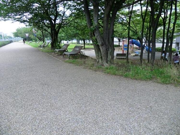 周辺 新横浜駅前公園　1400ｍ