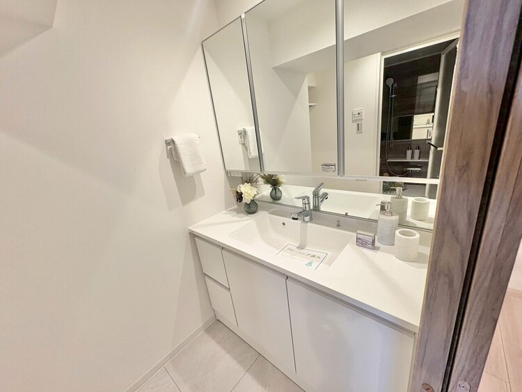 その他 清潔感を感じられる洗面化粧台。