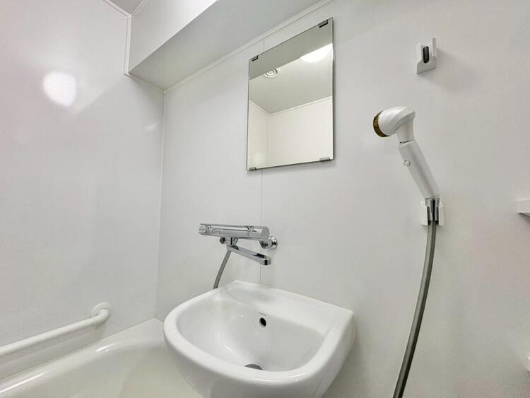 その他 清潔感を感じられる洗面化粧台。