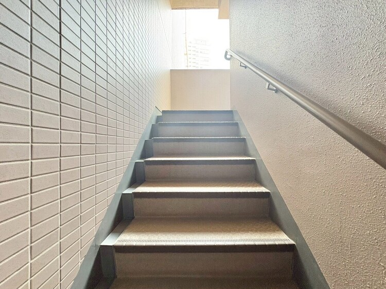 その他 共用部の階段です。明るく清潔に管理されています。