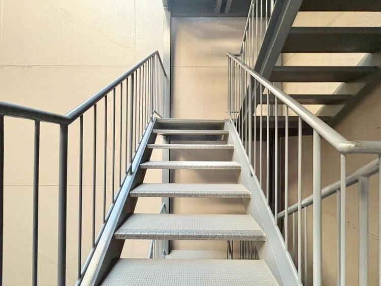 その他 共用部の階段です。明るく清潔に管理されています。