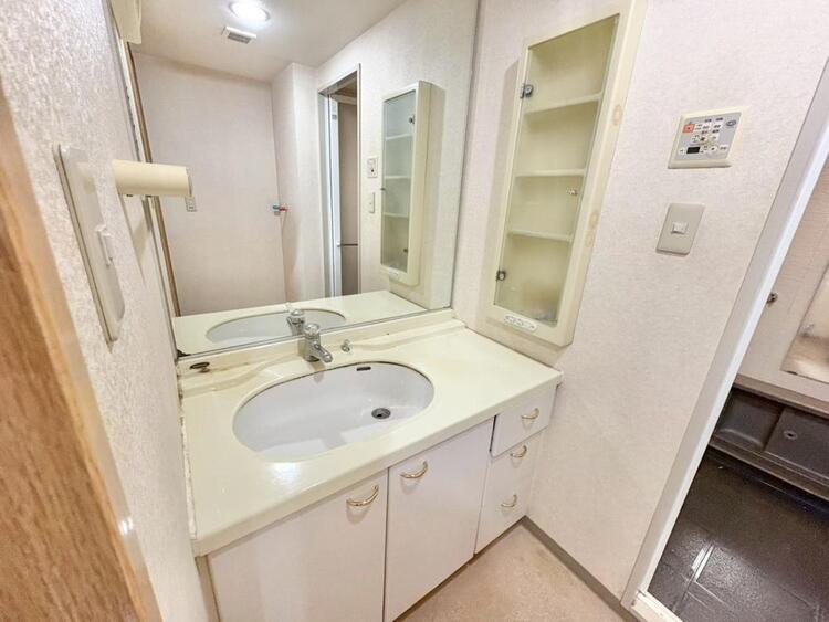 その他 清潔感を感じられる洗面化粧台。