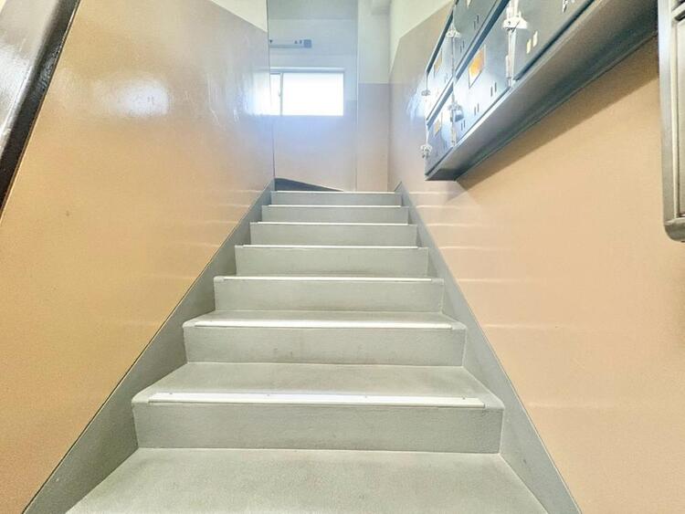 その他 共用部の階段です。明るく清潔に管理されています。