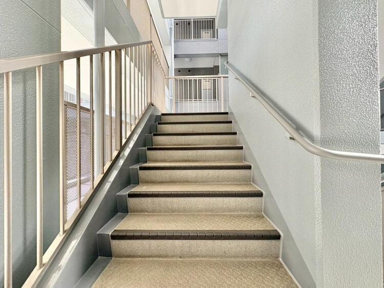 その他 共用部の階段です。明るく清潔に管理されています。