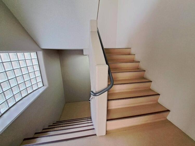 その他 共用部の階段です。明るく清潔に管理されています。