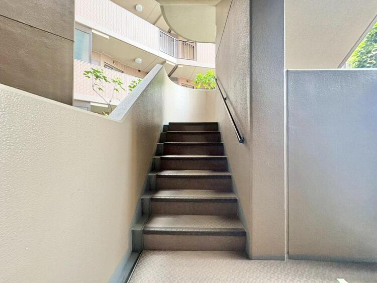 その他 共用部の階段です。明るく清潔に管理されています。