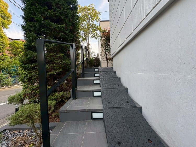 その他 明るく清潔な階段です。