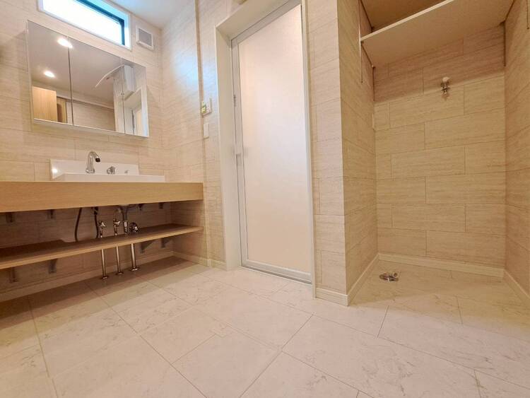 その他 十分な広さの脱衣所。