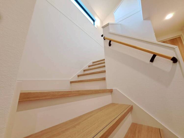 その他 明るく清潔な階段です。