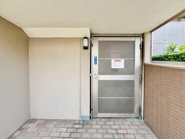 その他 共用部の階段です。明るく清潔に管理されています。