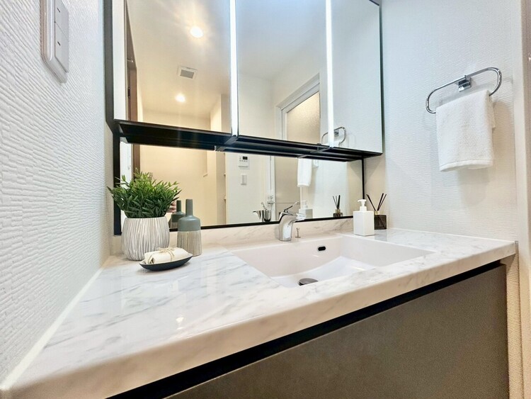 その他 清潔感を感じられる洗面化粧台。