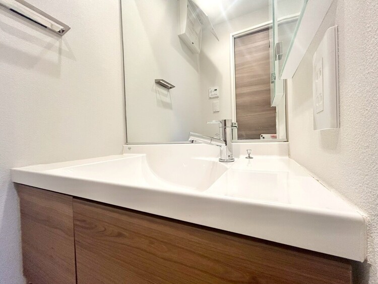 その他 清潔感を感じられる洗面化粧台。