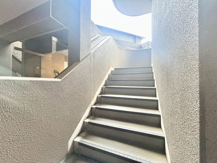 その他 共用部の階段です。明るく清潔に管理されています。