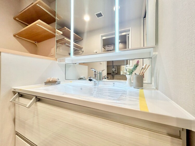 その他 清潔感を感じられる洗面化粧台。