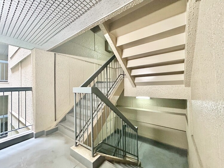 その他 共用部の階段です。明るく清潔に管理されています。