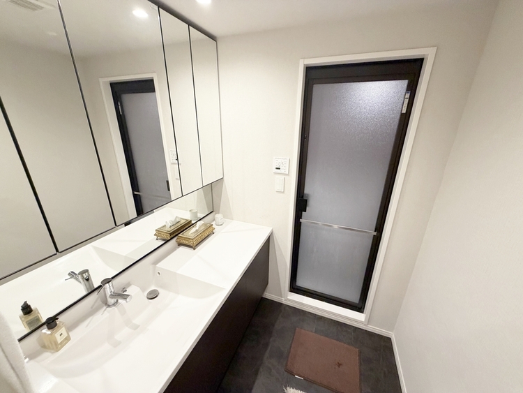 その他 清潔感を感じられる洗面化粧台。