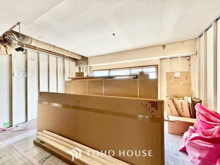 内装 ◆木漏れ日◆の様な採光が優しく足元を照らし、心地いい暮らしの道しるべを写し出す。この空間で過ごす家族との語らいの時間がとても素敵で幸せを感じるかもしれない。